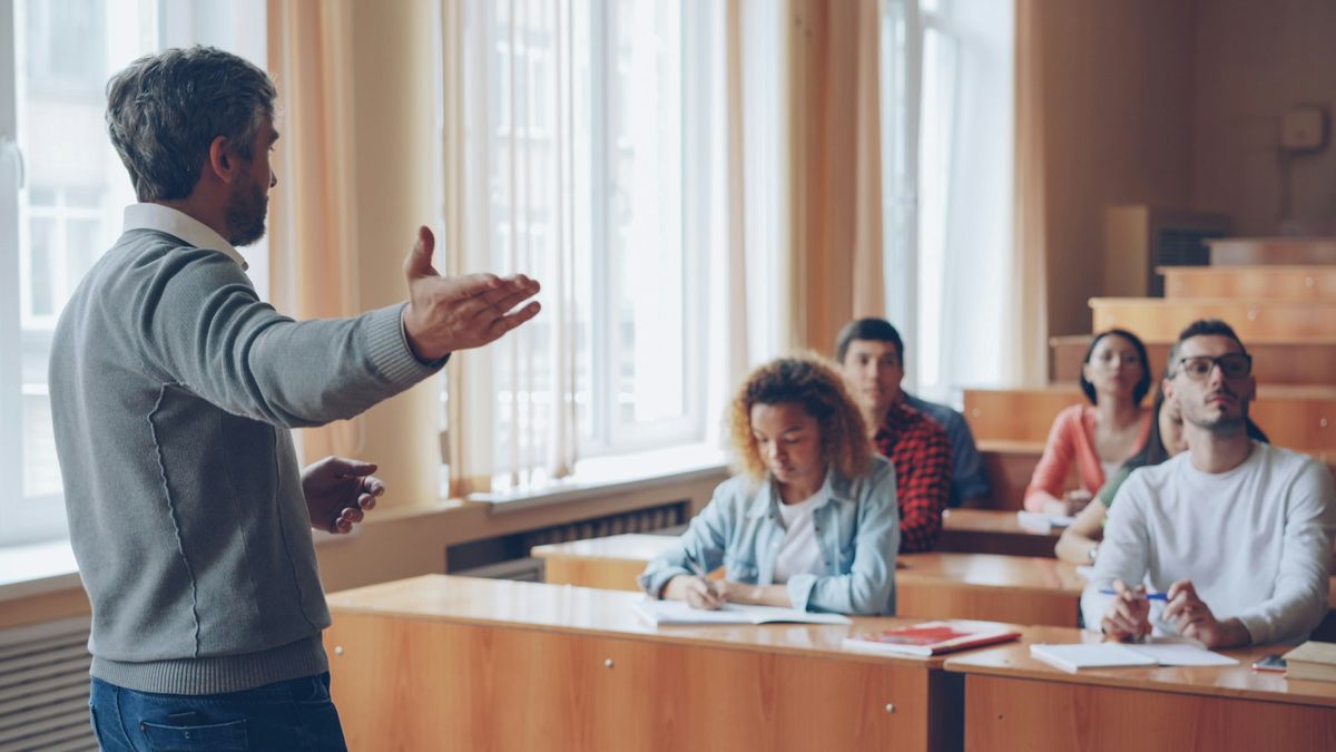 Преподаватель ведёт занятие